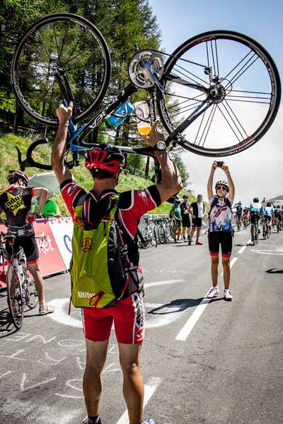 A fan lifts his bike at the summit of the Col de Peyresourde - Tour de France 2017