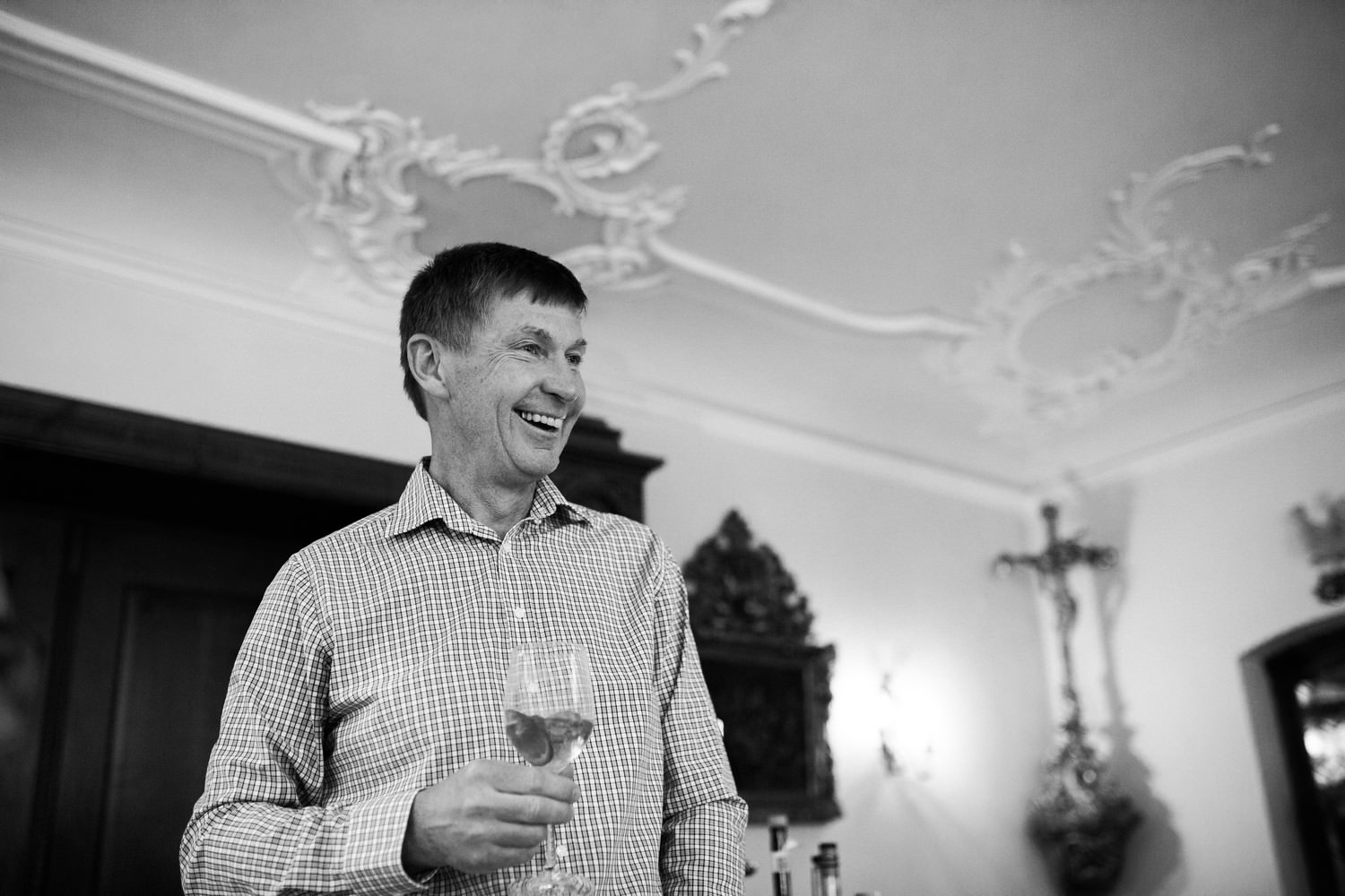 Relaxed elopement and small ceremony wedding photography in Edinburgh